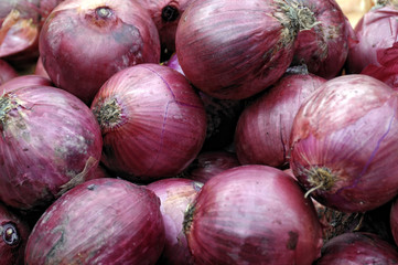 Red onions on a market stall