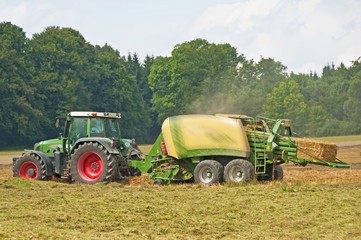 Traktor erzeugt Strohballen