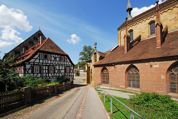 Fototapeta na wymiar Kościół i pół-drewniany dom w Maulbronn własności klasztoru
