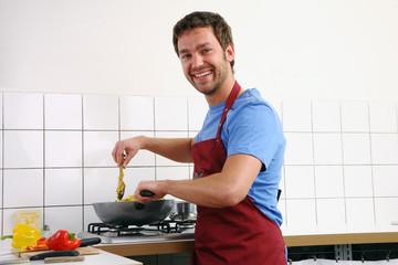 junger mann kocht in der küche