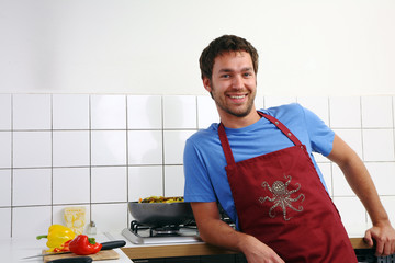 junger mann kocht in der küche