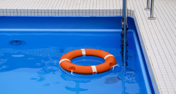 Swimming pool with floatable