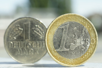 Vergleich von Euromünze zu Deutscher Mark