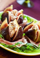 Figs with prosciutto,cheese and balsamic vinegar