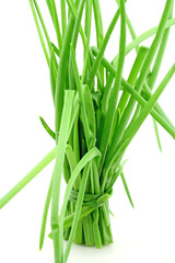 paquet de feuilles d'échalote, fond blanc