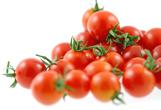 tomates cerises, fond blanc