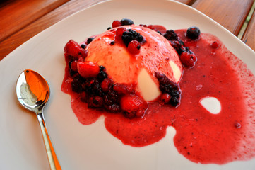Panna cotta con frutti di bosco
