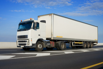 Fototapeta na wymiar Ciężarówka z przyczepą duży biały