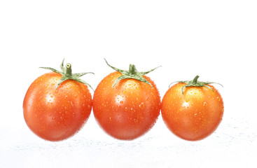 Tres tomates mojados.