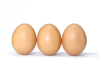 Tres huevos en fondo blanco.