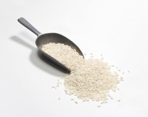 Cuchara con arroz crudo.