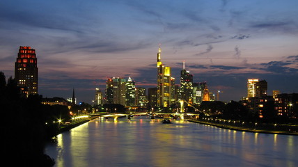Fototapeta na wymiar Frankfurt-Skyline bei Nacht