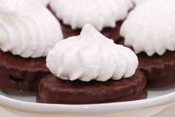 Plate with a white zephyr