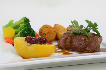 Steck gebraten mit Kroketten und Gemüse