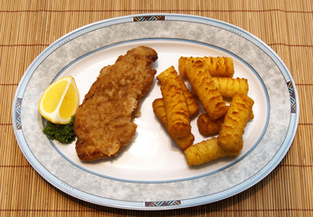 Wiener Schnitzel mit Kroketten und Zitrone