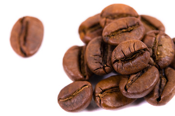 Naklejka premium macro shot of coffe bens, isolated on white