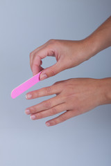 Женские руки делают маникюр