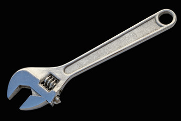 clé à molette anglaise sur fond noir