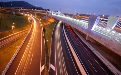 Fototapeta na wymiar Cyrkulacja na autostradzie w nocy