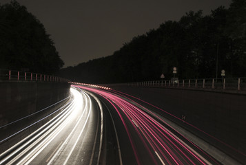 Nachtlicher Autobahn A40 Auffahrt Tunel