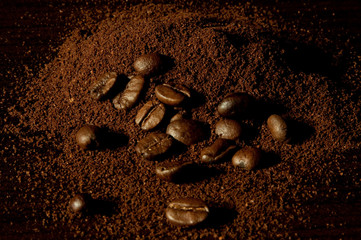 grains de café et café moulu