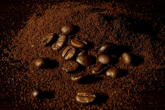 grains de caf&eacute; et caf&eacute; moulu