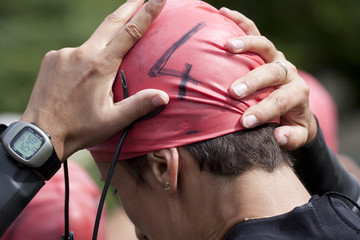 nageuse de triathlon ajustant son bonnet