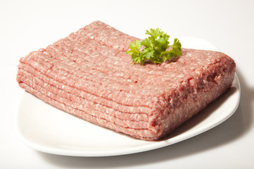 GEMISCHTES HACKFLEISCH MIT PETERSILIE