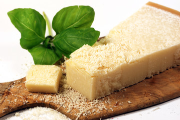 Parmesan mit Basilikum