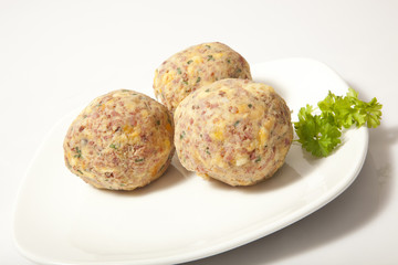 TIROLER KNÖDEL MIT PETERSILIE