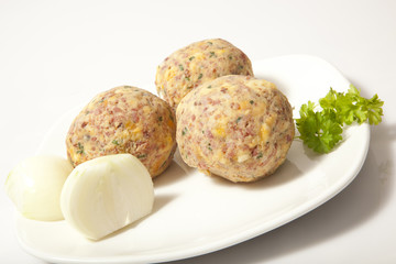 KNÖDEL MIT ZWIEBEL UND PETERSILIE