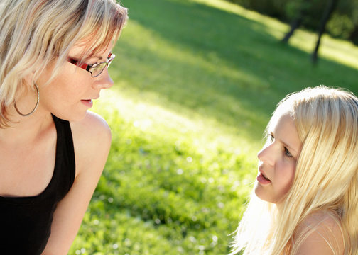 junge Frauen im Gespr&auml;ch, drau&szlig;en im Gr&uuml;nen