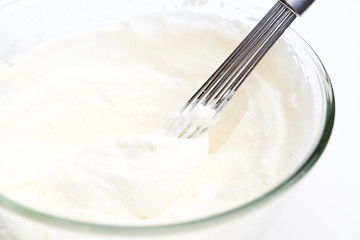 Schneebesen in Schlagsahne
