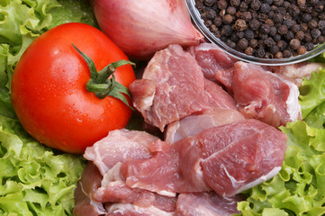 Schweinegulasch auf grünem Salat