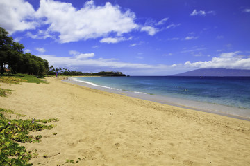 Fototapeta na wymiar kaanapali beach on maui looking at the island of kahoolawe