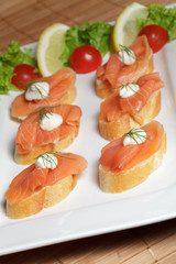 Lachscanapes mit  Sahnemeerrettich