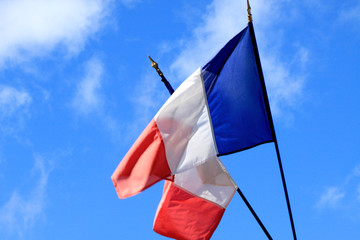 drapeaux tricolores français sur fond de ciel bleu