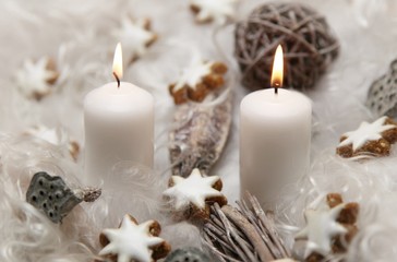 Zweiter Advent mit weißen Kerzen