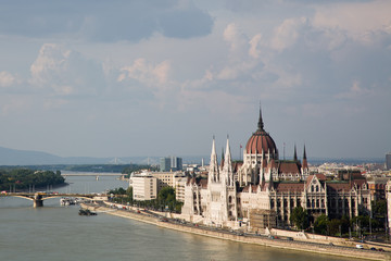 Obraz premium El Danubio y el Parlamento de Budapest (corta distancia)