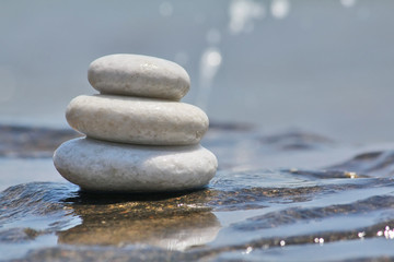 Fototapeta na wymiar balance of white stones in the water
