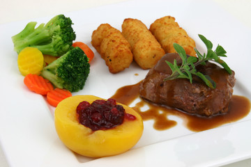Steak rosa gebraten mit Gemüse und Kartoffelkroketten