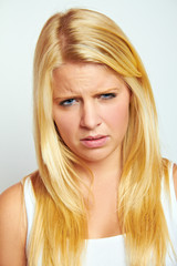 Fototapeta premium erfolglose traurige frau mit blonden haaren