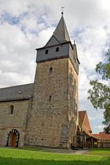 Fototapeta na wymiar Typische Romanische Kirche (12. Jh.) Mühlhausen (Hessen)