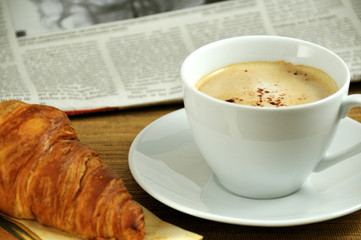 Frühstück mit Zeitung