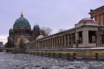 Berliner Dom und Alte Nationalgalerie im Winter