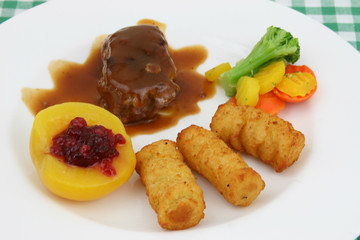 Wildschweinsteak mit Kartoffelkroketten und Gemüse