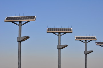 Fototapeta na wymiar Światła uliczne, które wykorzystują energię słoneczną
