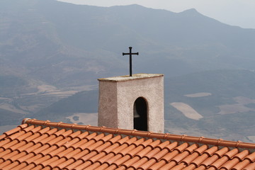 Hermita solitaria en la cima de la higa de Monreal, Navarra.