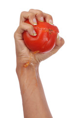 main écrasant tomate 1