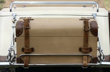valise ancienne sur coffre d'automobile